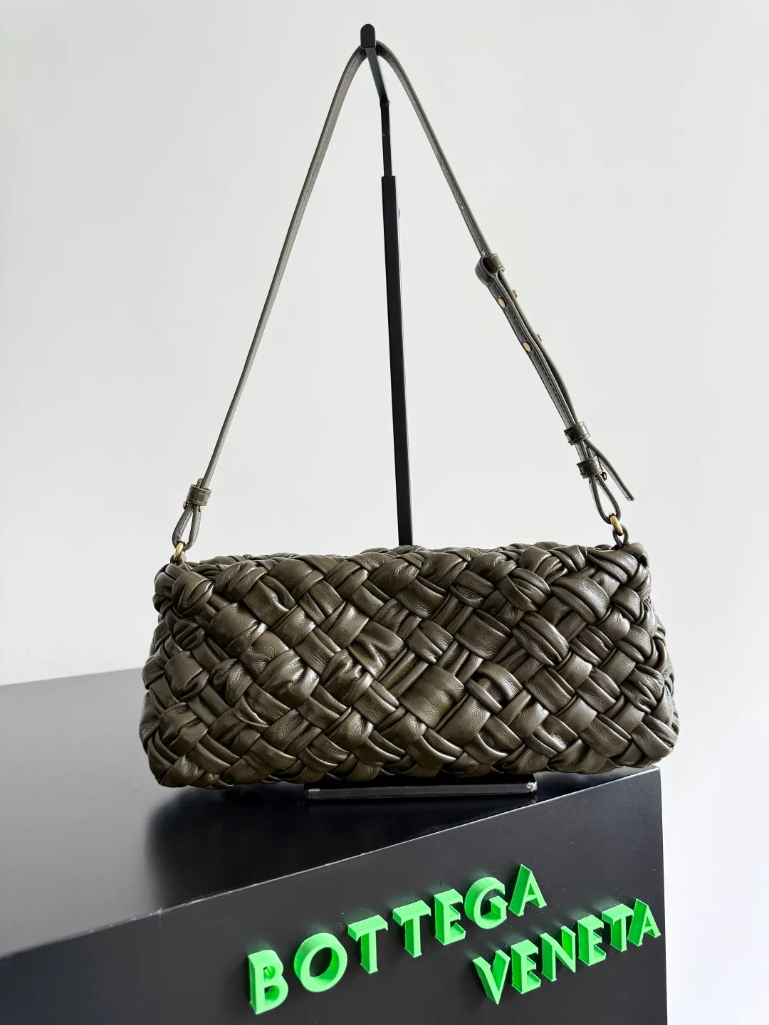 Batch 2560 BottegaVeneta's latest Kalimero cha cha fashionable chacha woven handbag, a solid product! This is really not easy to make. The oil-waxed cowhide used requires craftsmen with more than 10 years of experience to produce the effect. The hand-knitting process is very difficult and time-consuming. It is a very heavy-duty product. It has a unique texture and is worth buying. The length of the shoulder straps is also perfectly adjustable. Style number: 785780 Size: 28.5*15*6cm